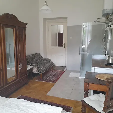 Newly Refurbished Self-contained Cosy Gasthuis 3*