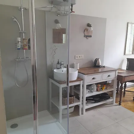 게스트하우스 Newly Refurbished Self-contained Cosy 프라하