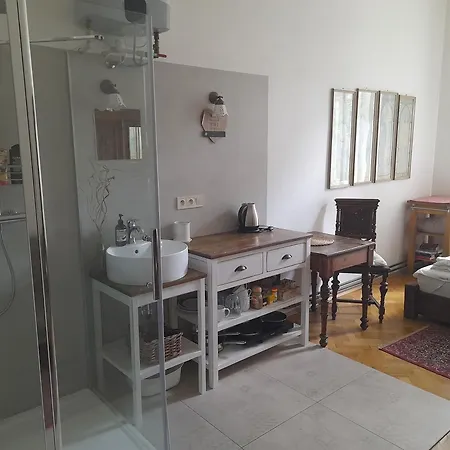 Newly Refurbished Self-contained Cosy 3* 프라하