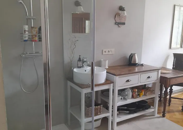 게스트하우스 Newly Refurbished Self-contained Cosy 프라하