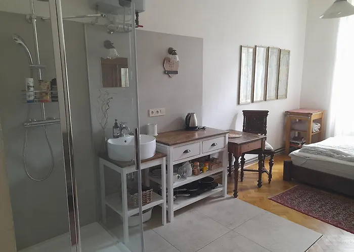 Newly Refurbished Self-contained Cosy 3* 프라하